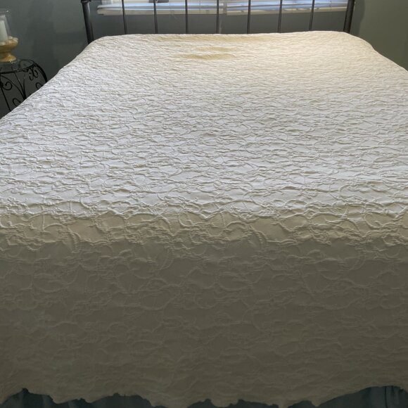 Vintage Quilted Bed Cover Coverlet Full/Queen Ivory Scalloped Edge Cottagecore - Picture 2 of 11